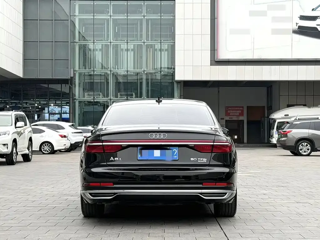 Audi A8 — фото 2
