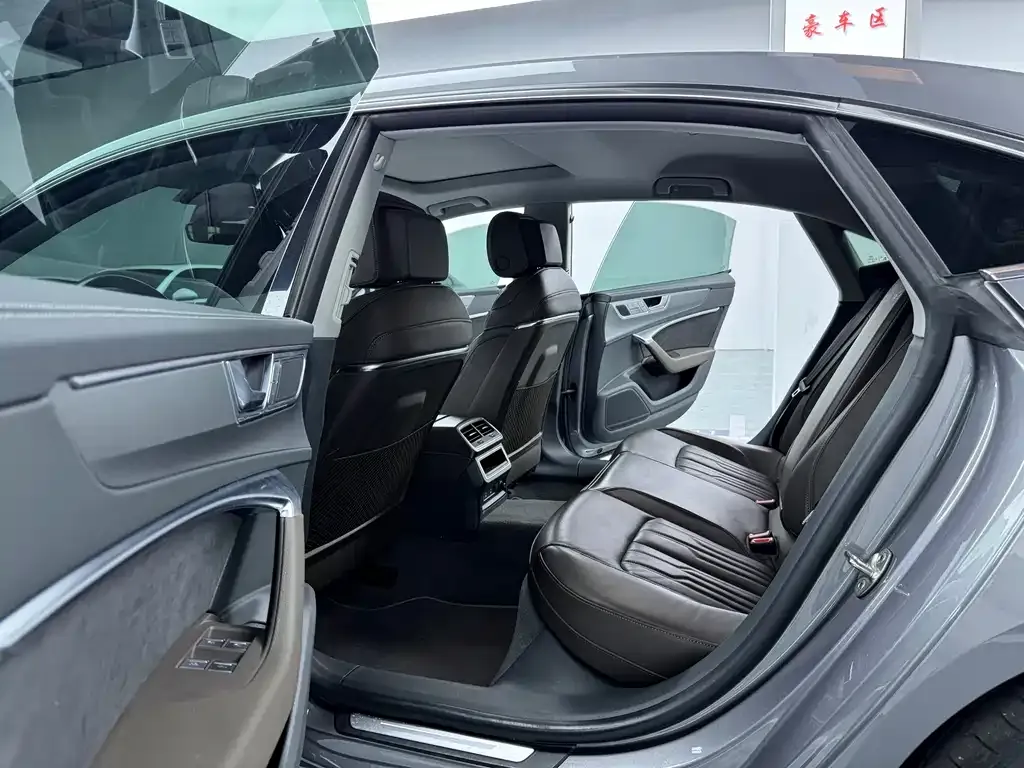 Audi A7L 2023 из CN, фото 9