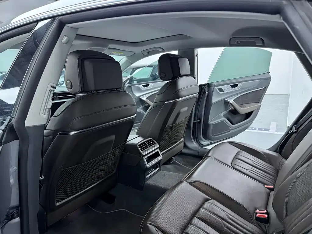 Audi A7L 2023 из CN, фото 10