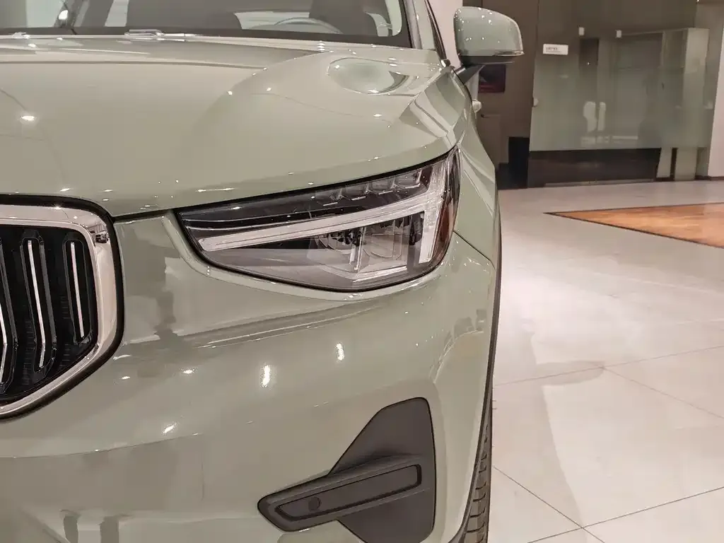 Volvo XC40 — фото 10