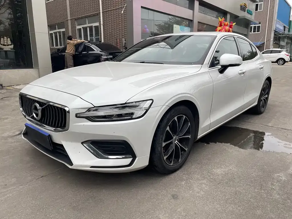 Volvo S60 — фото 1