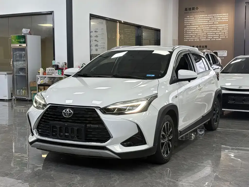 Toyota Yaris L — фото 1