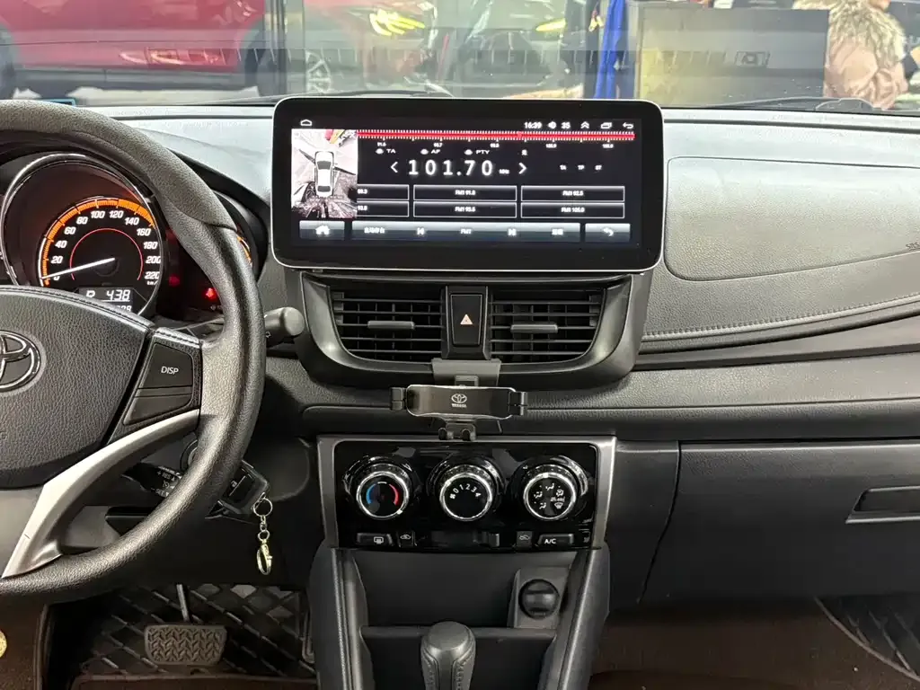Toyota Yaris L — фото 10