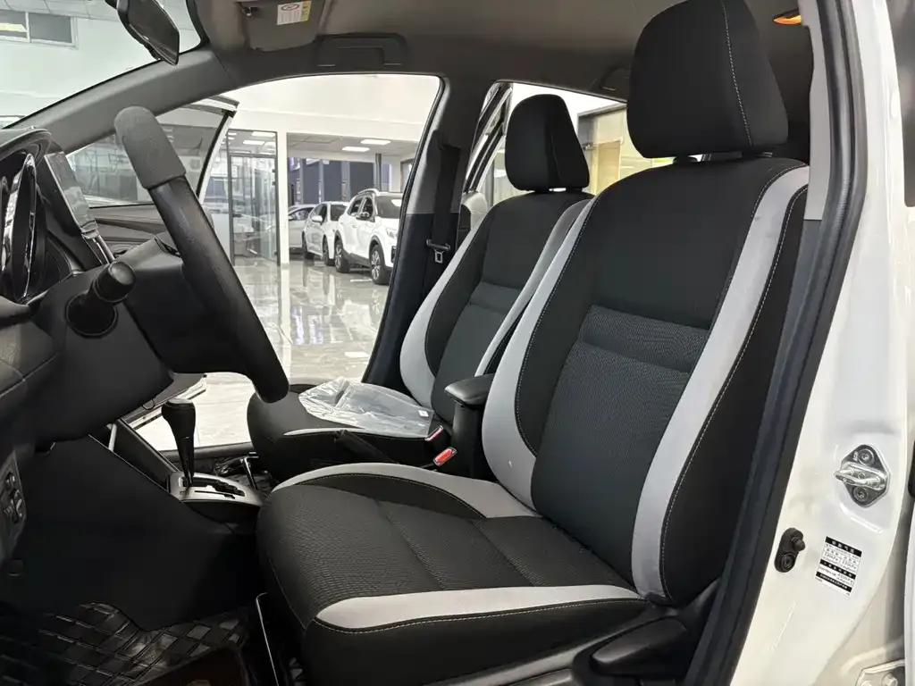Toyota Yaris L — фото 6