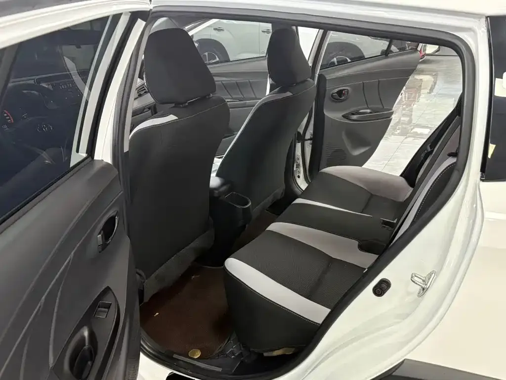 Toyota Yaris L — фото 8