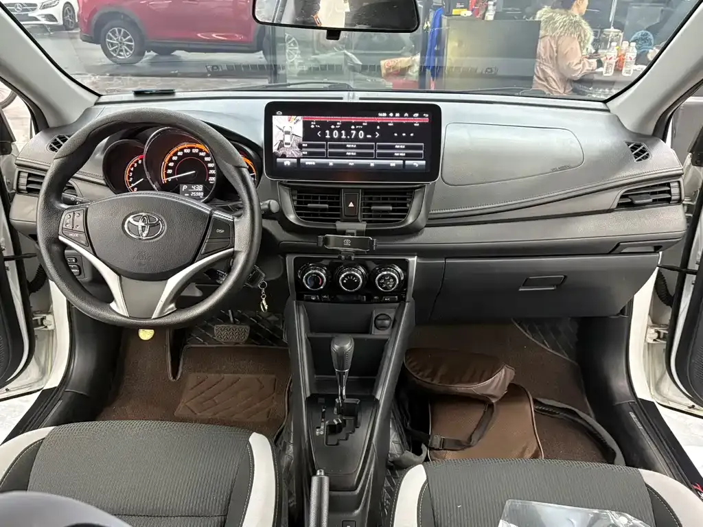 Toyota Yaris L — фото 9