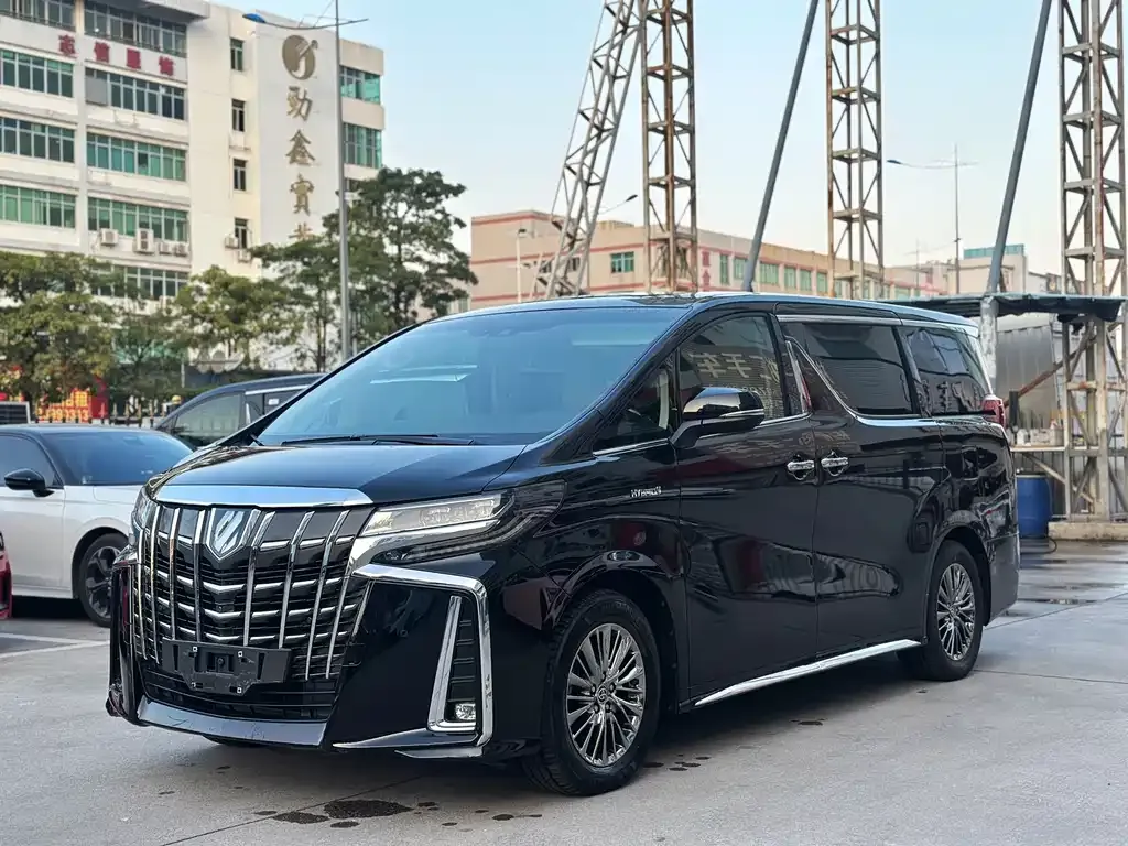 Toyota Alphard — фото 1