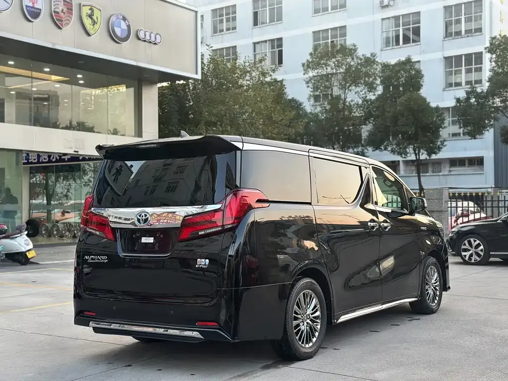 Toyota Alphard — фото 10