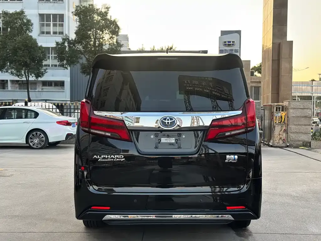 Toyota Alphard — фото 5