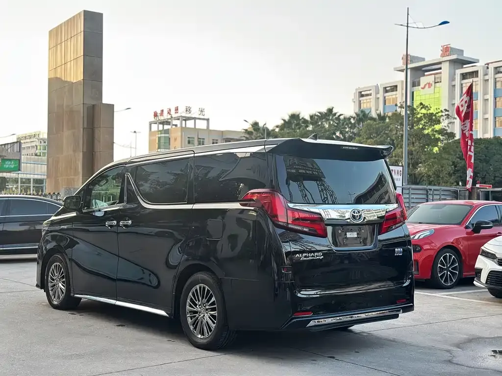 Toyota Alphard — фото 9
