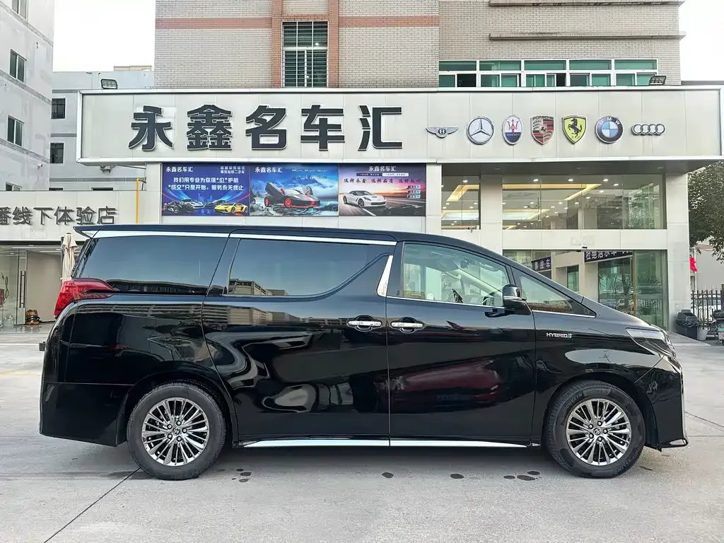 Toyota Alphard — фото 2