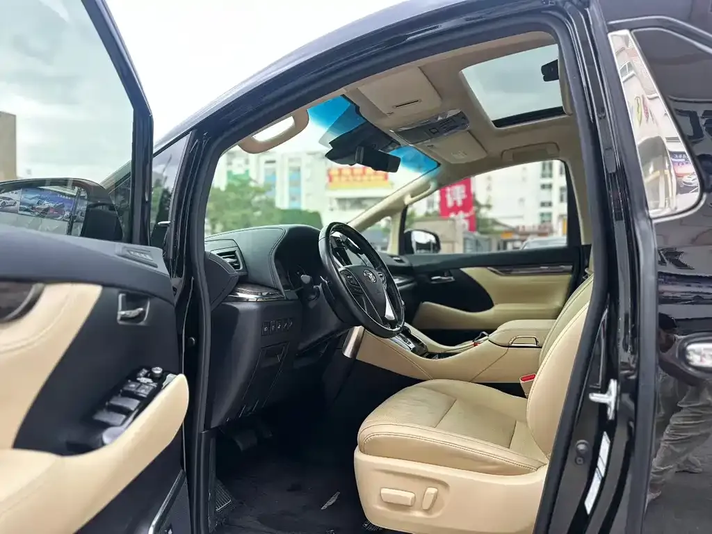 Toyota Alphard — фото 8