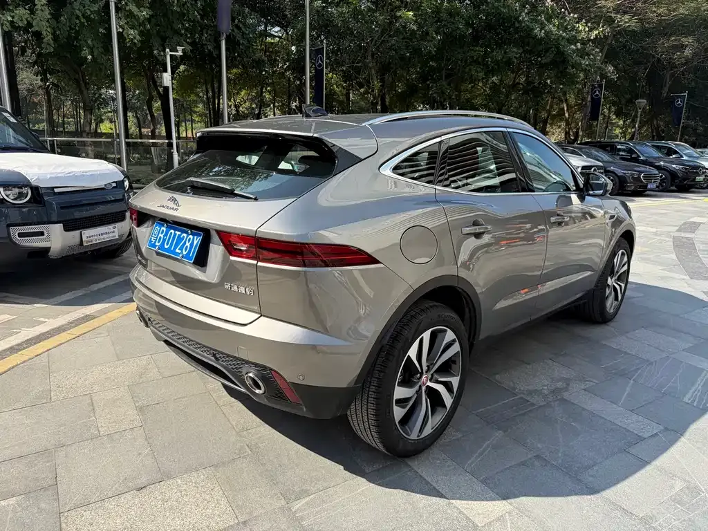 Jaguar E-PACE — фото 10
