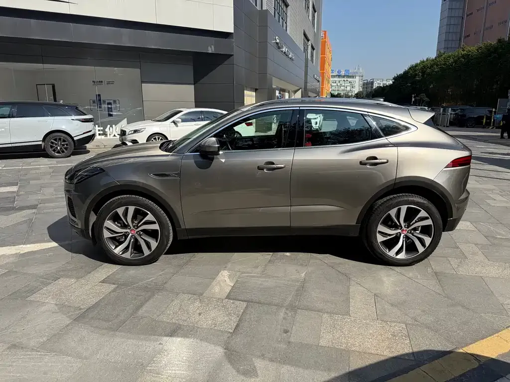 Jaguar E-PACE — фото 2