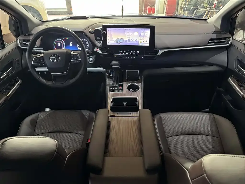 Toyota Granvia — фото 7