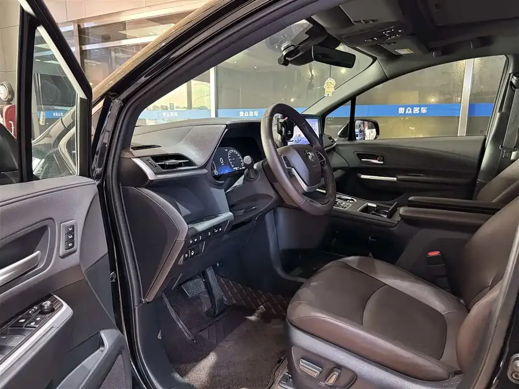 Toyota Granvia — фото 6
