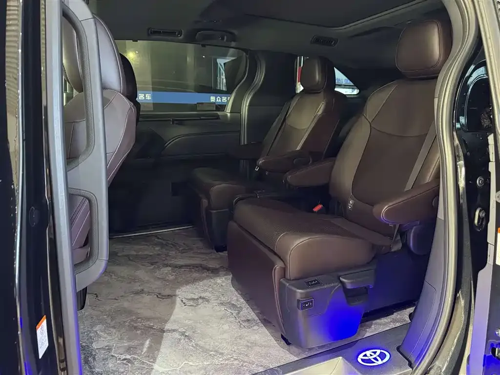 Toyota Granvia — фото 8