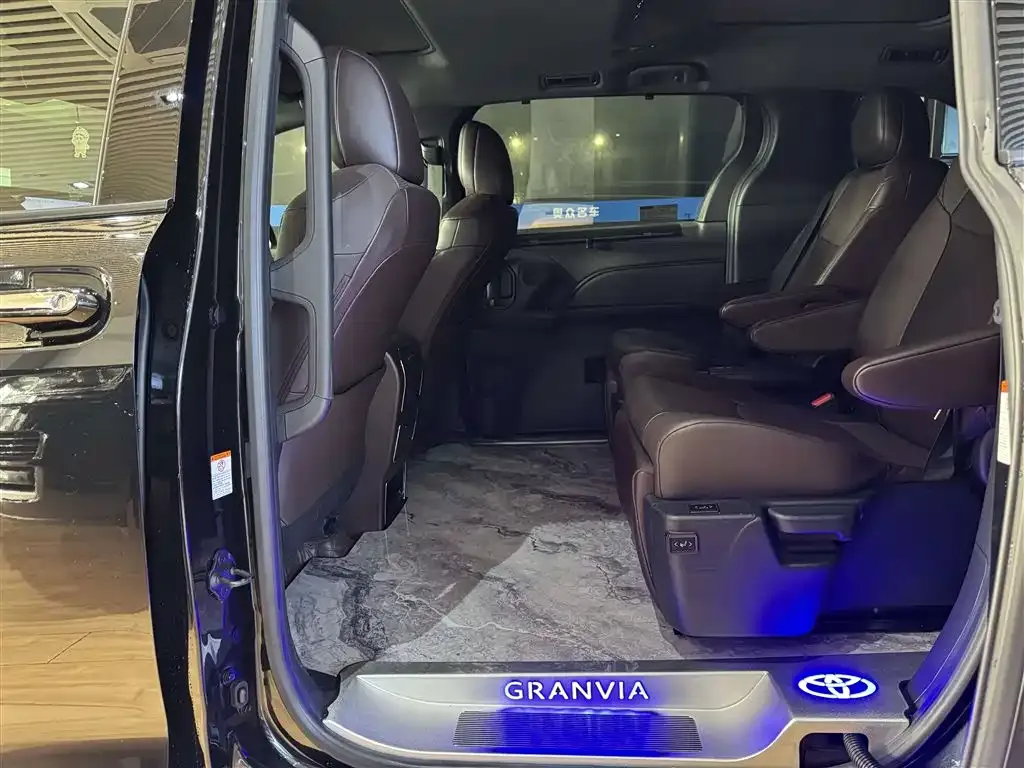 Toyota Granvia — фото 5