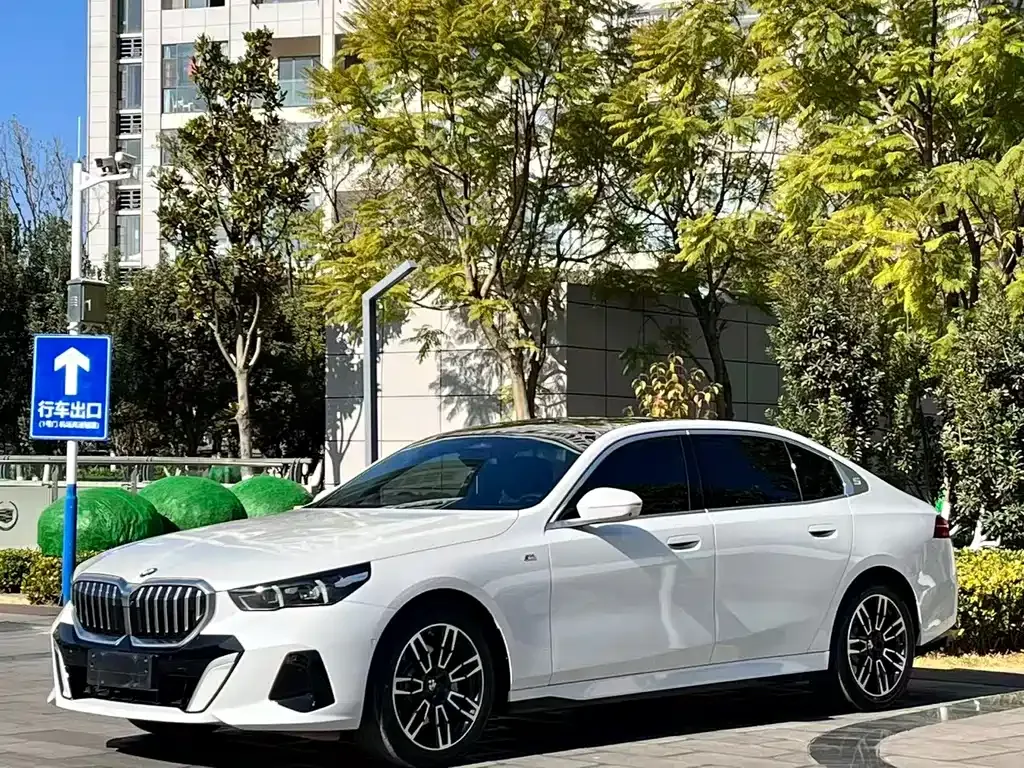 BMW 5 Series — фото 1