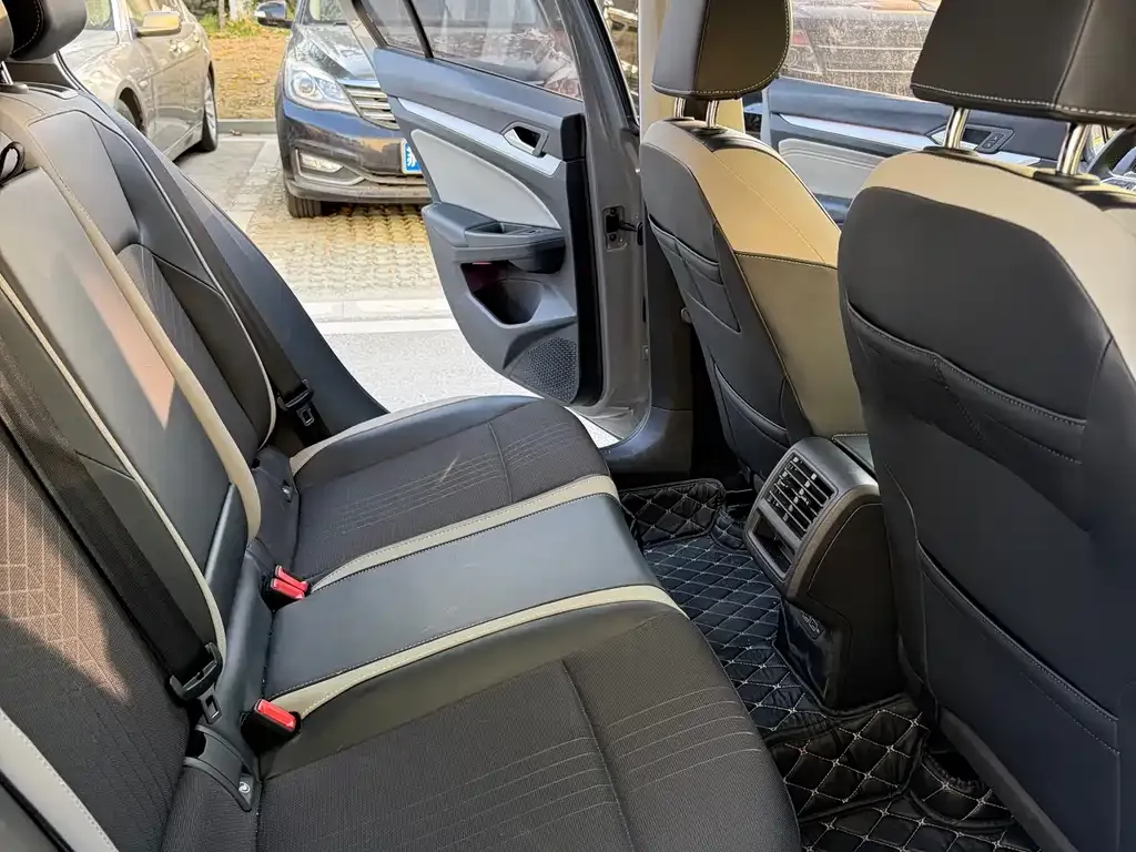 Volkswagen Golf 2023 из CN, фото 7