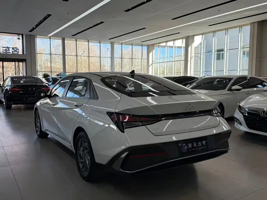 Hyundai Elantra — фото 5
