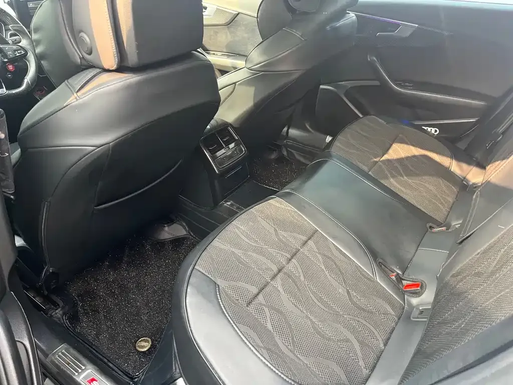 Audi A4L 2021 из CN, фото 9