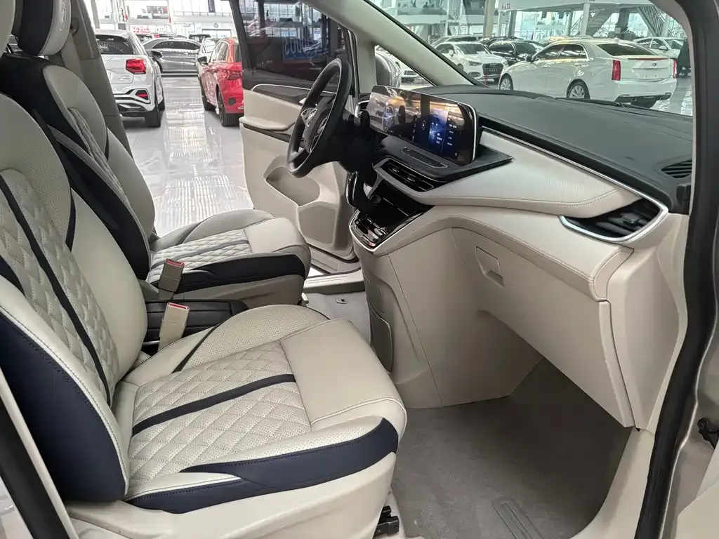 Buick GL8 2024 из CN, фото 3