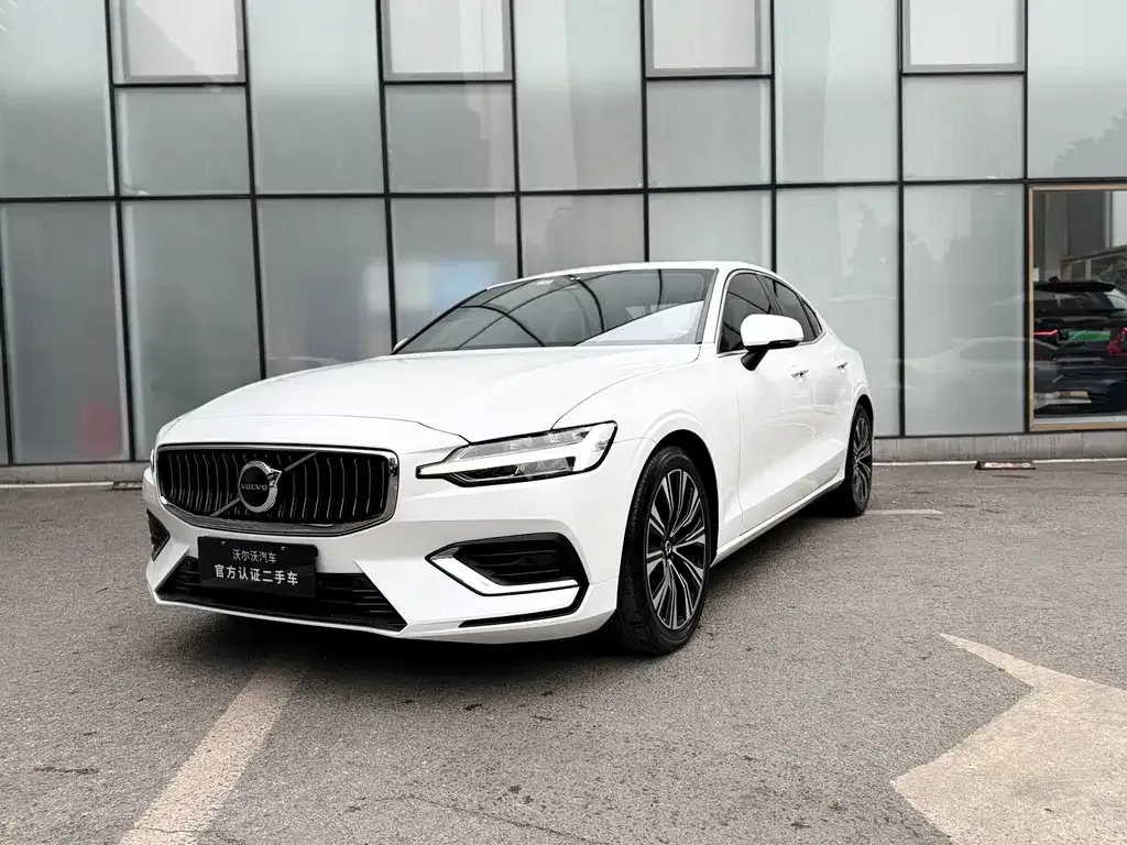 Volvo S60 — фото 1
