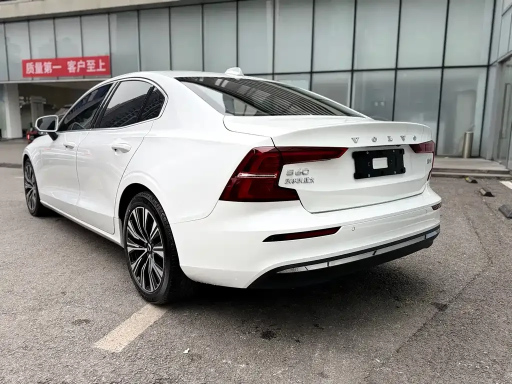 Volvo S60 — фото 10