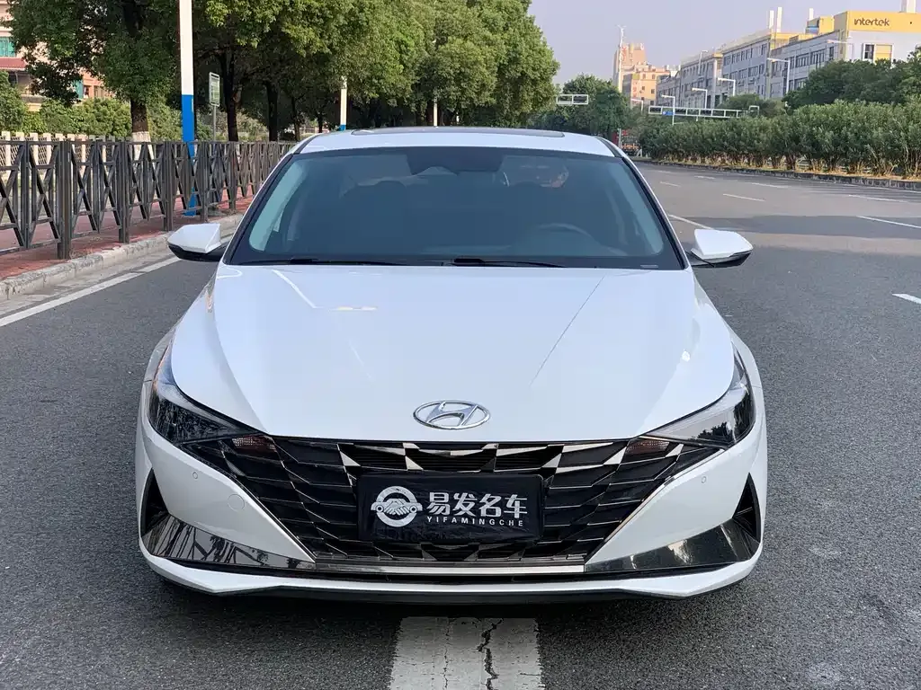 Hyundai Elantra — фото 1