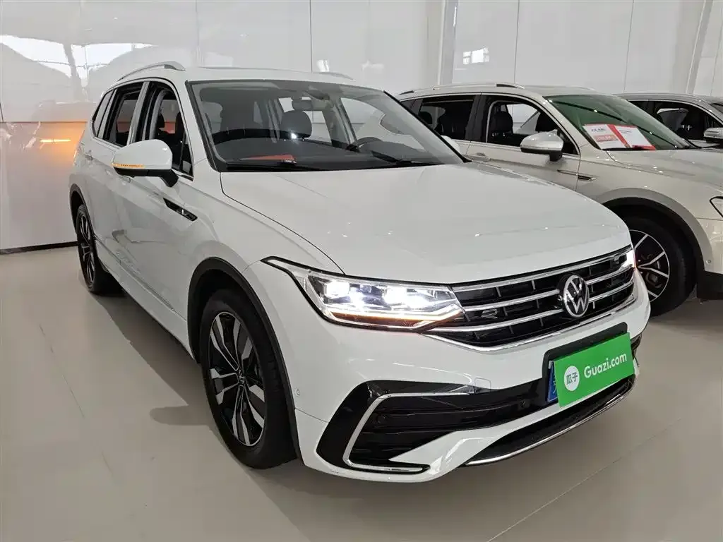 Volkswagen Tiguan L — фото 10
