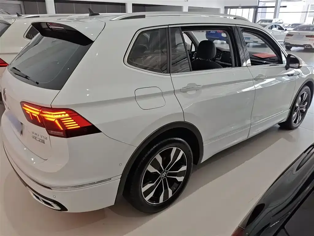 Volkswagen Tiguan L — фото 6