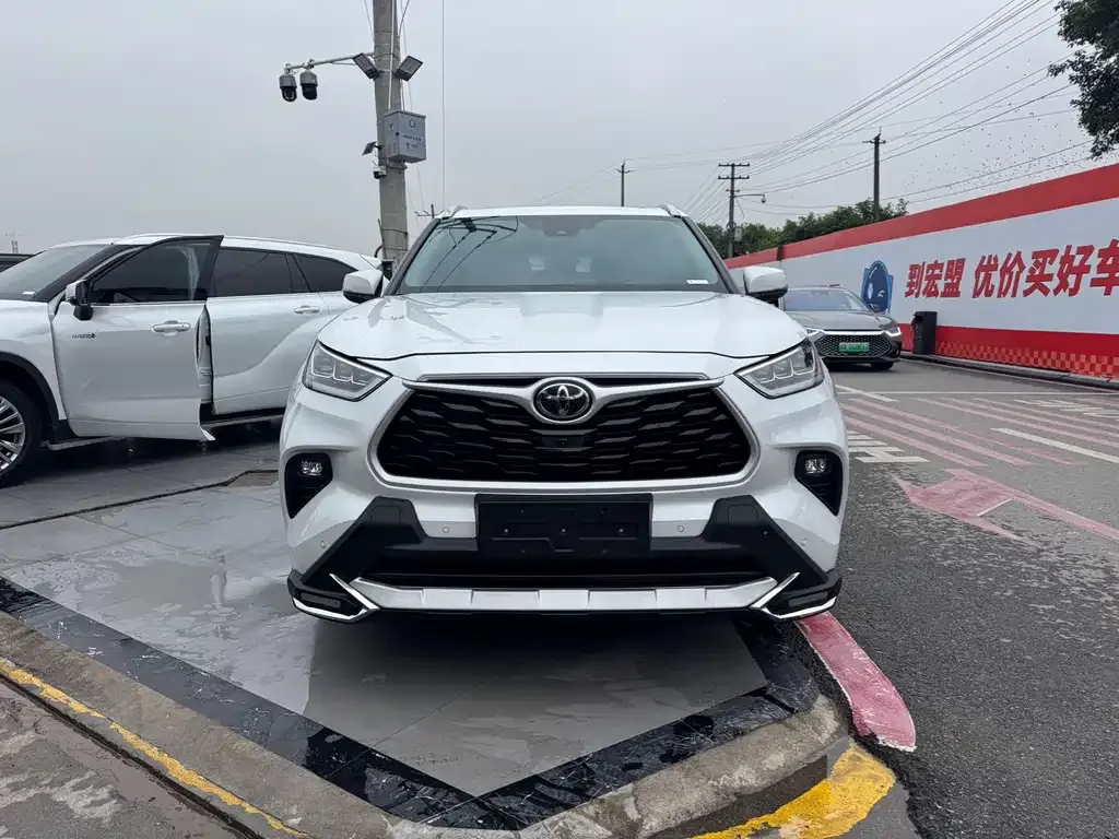 Toyota Highlander — фото 1