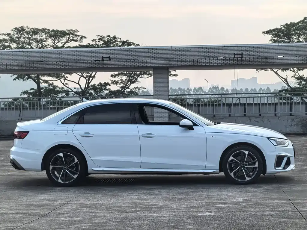 Audi A4L 2022 из CN, фото 3