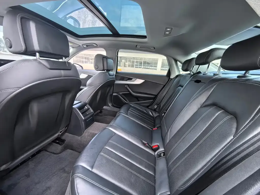 Audi A4L 2022 из CN, фото 6