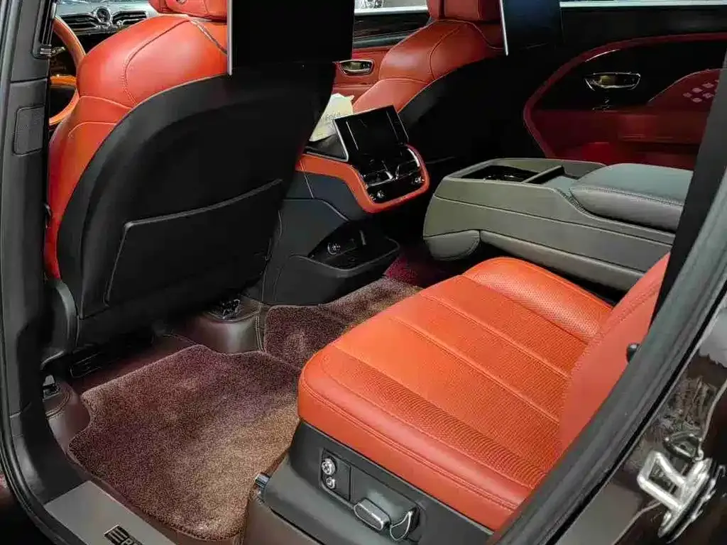 Bentley Bentayga 2023 из CN, фото 2