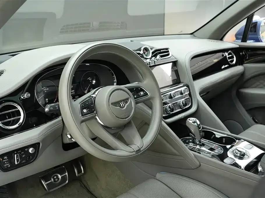 Bentley Bentayga 2023 из CN, фото 7
