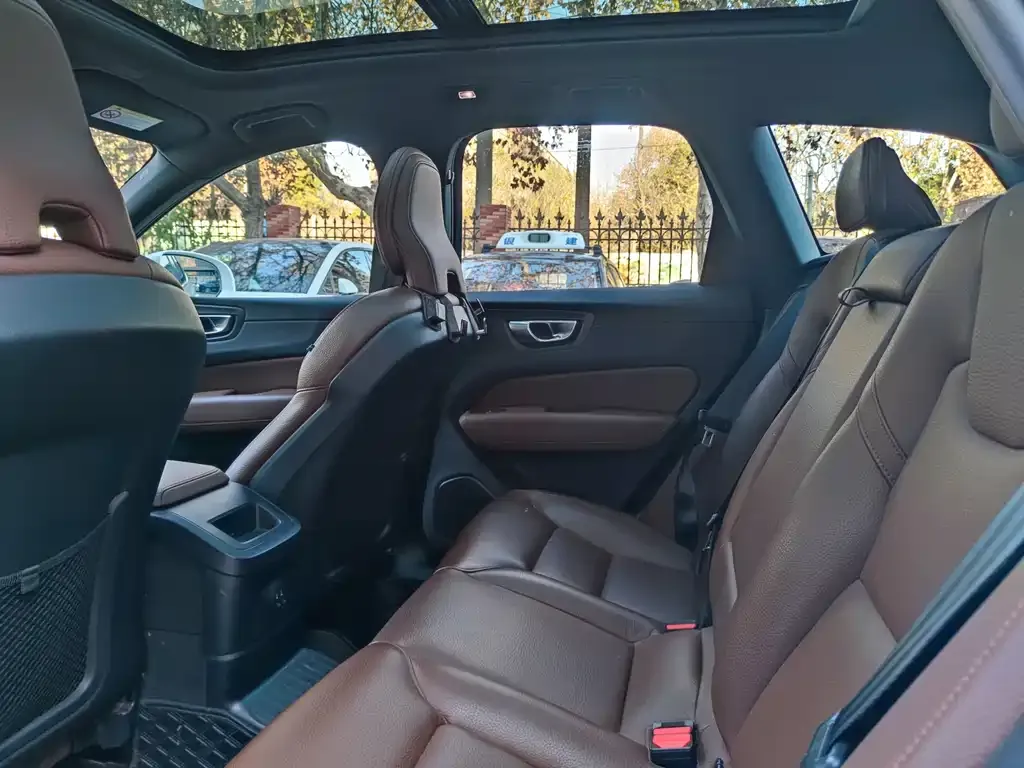 Volvo XC60 PHEV 2024 из CN, фото 4