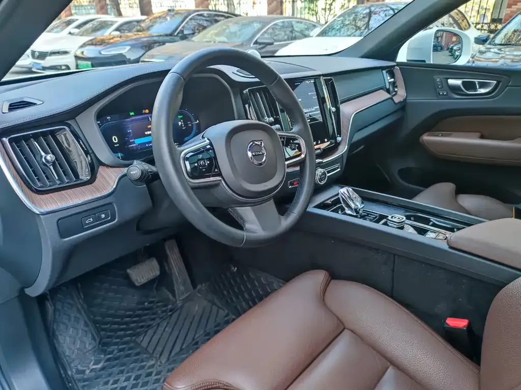 Volvo XC60 PHEV 2024 из CN, фото 2