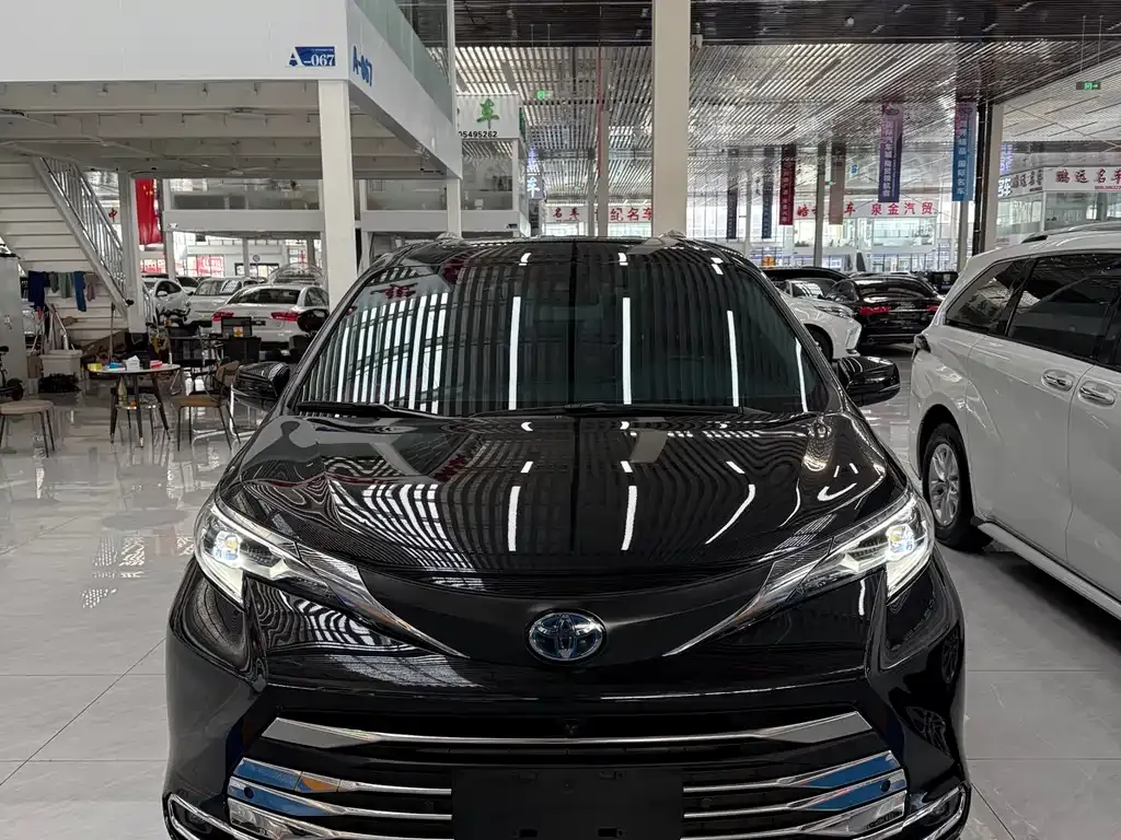 Toyota Sienna — фото 1