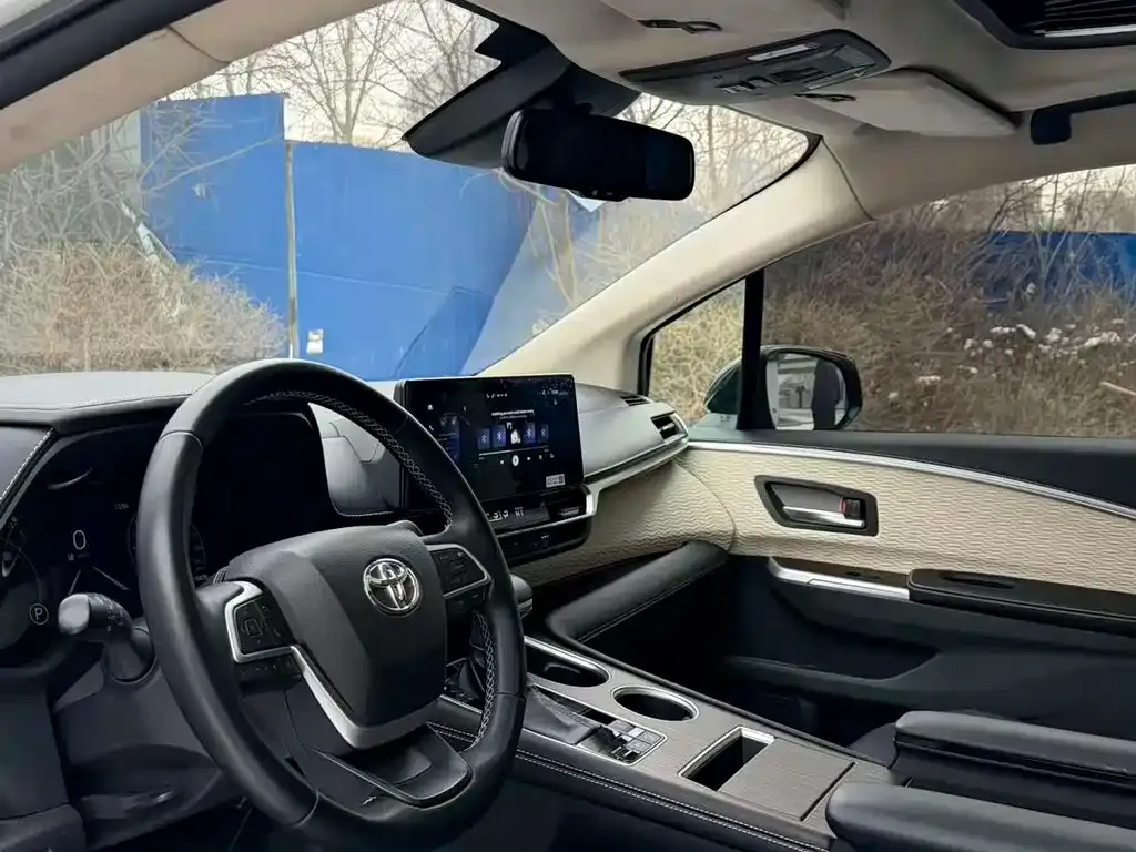 Toyota Granvia — фото 4
