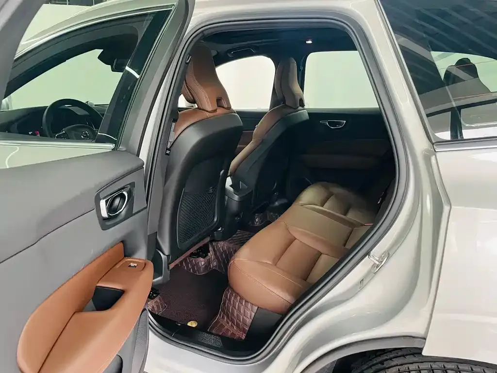 Volvo XC60 2024 из CN, фото 8