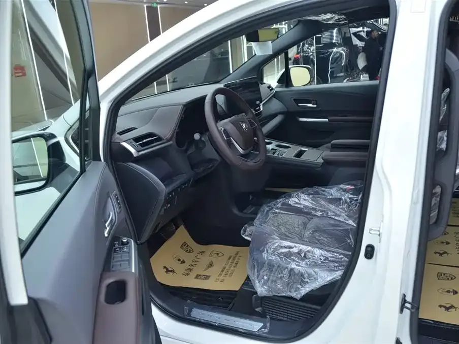 Toyota Granvia — фото 9