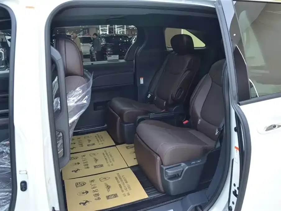 Toyota Granvia — фото 4