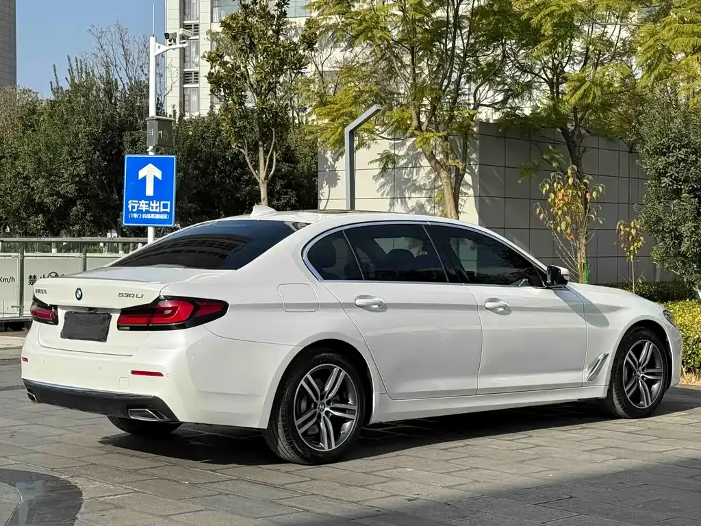 BMW 5 Series — фото 10