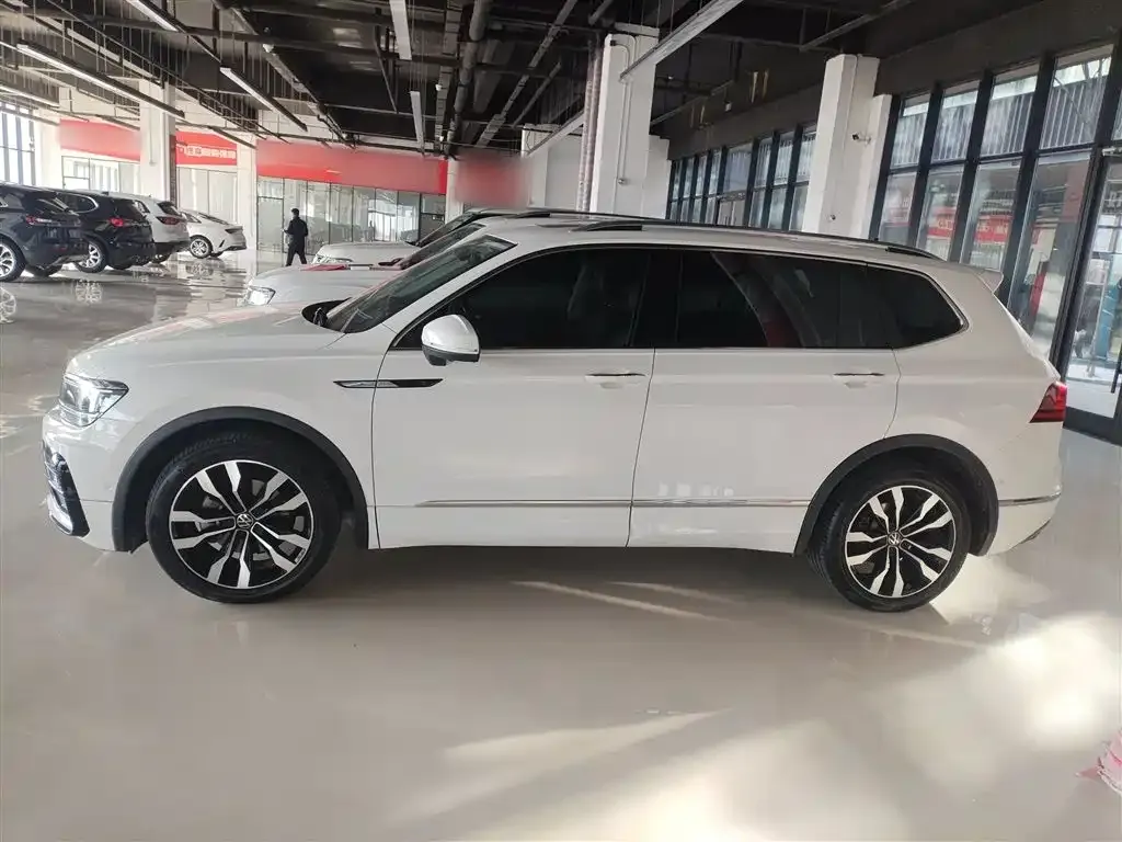 Volkswagen Tiguan L — фото 8