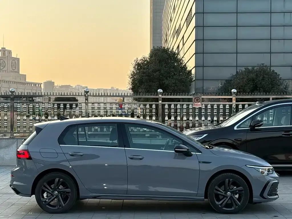 Volkswagen Golf 2024 из CN, фото 3