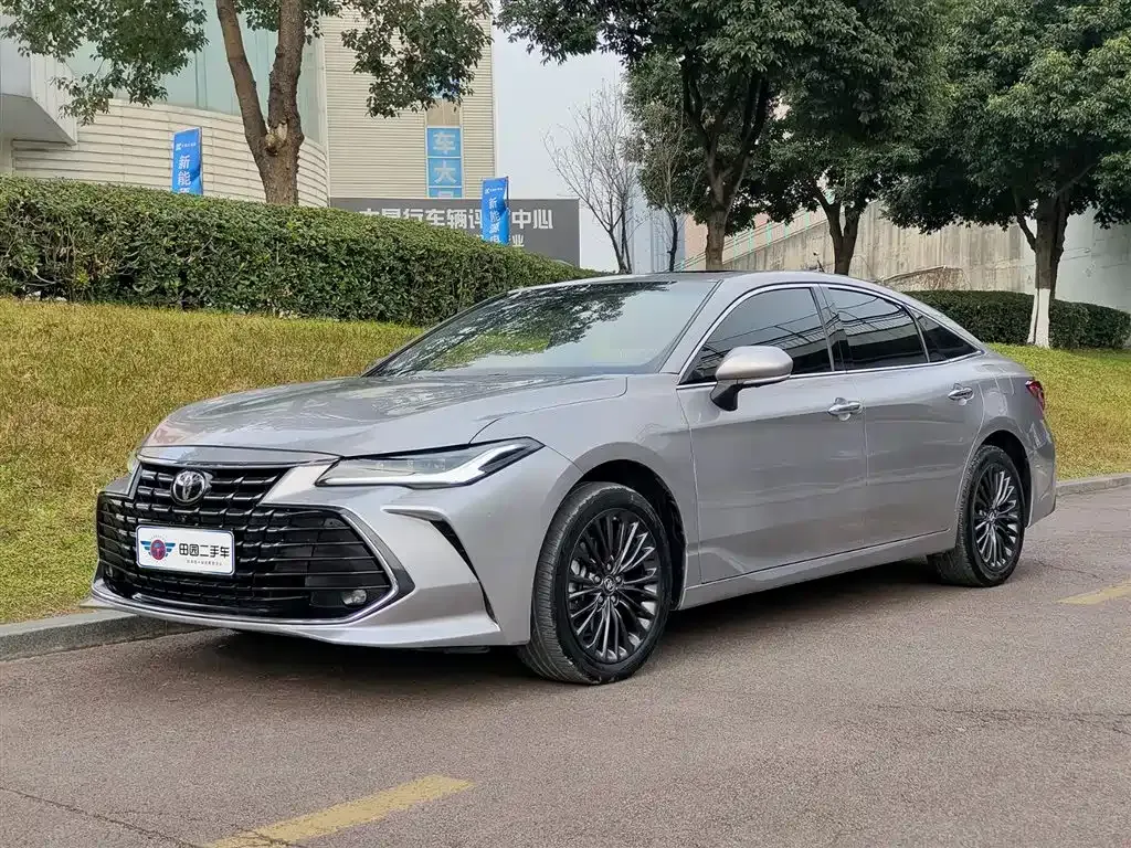Toyota Avalon — фото 1