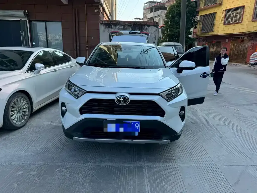 Toyota RAV4 — фото 1