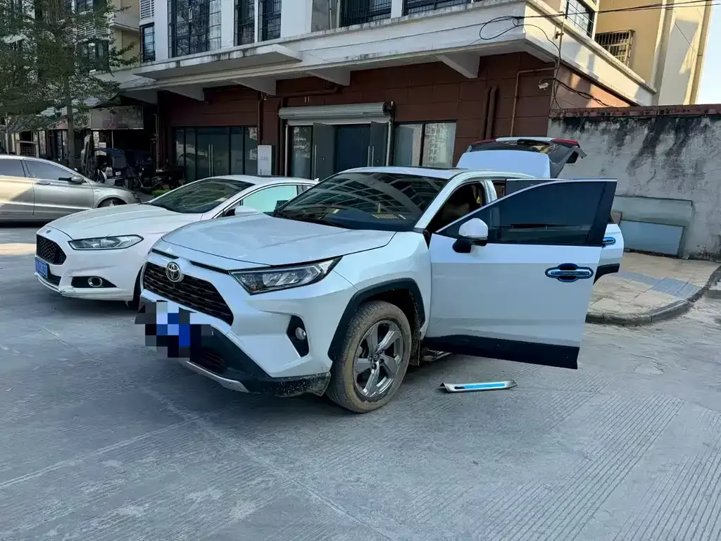 Toyota RAV4 — фото 2